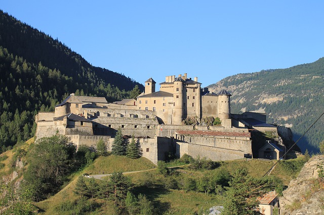 Queyras_chateau_Hautes-Alpes